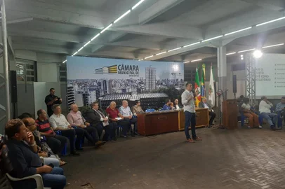 Audiência pública sobre ocupação da Maesa é realizada nesta quarta-feira (29), em Caxias do Sul. Na foto, o secretário de parcerias-públicas, Maurício Batista da Silva<!-- NICAID(15388889) -->