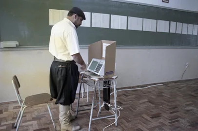 Em alguns municípios brasileiros, estreou dia 03/10/1996  a urna eletrônica, máquina que  permite eleitores saber em poucas horas, depois de encerrada a votação, se haverá ou não segundo turno. A urna eletrônica substituirá o voto em papel em todas as cidades do Brasil.-#ENVELOPE: 177608<!-- NICAID(16368796) -->