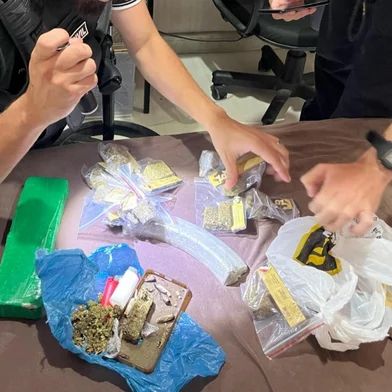Em ofensiva contra um grupo criminoso da Região Metropolitana especializado em roubar veículos, a Polícia Civil prendeu oito pessoas na manhã desta quinta-feira (20). Operação Corta-Corrente mobilizou 50 policiais, que cumpriram 26 mandados judiciais nos municípios de Sapucaia do Sul, Portão e Esteio.<!-- NICAID(15999269) -->