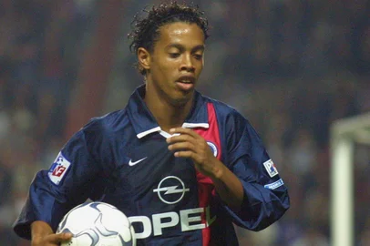 FOOT-PSG-BASTIAl'attaquant brésilien du PSG, Ronaldinho se dirige vers le point de corner, le 27 octobre 2001 au Parc des Princes à Paris, lors de la rencontre Paris Saint-Germain/Bastia comptant pour la 12e journée du championnat de  de football de 1ere division.                 AFP PHOTO/Jacques Demarthon (Photo by JACQUES DEMARTHON / AFP)Editoria: SPOLocal: ParisIndexador: JACQUES DEMARTHONSecao: soccerFonte: AFP<!-- NICAID(14456915) -->