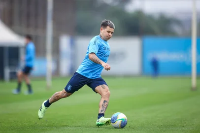RS - FUTEBOL/ TREINO GREMIO 2024 - ESPORTES - Jogadores do Gremio realizam treino tÃ©cnico durante a manha desta quinta-feira, no CT Luiz Carvalho, na preparaÃ§Ã£o para a partida valida pelo Campeonato Brasileiro 2024. FOTO: LUCAS UEBEL/GREMIO FBPA<!-- NICAID(15861675) -->