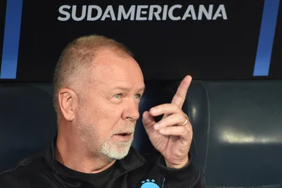 Gremio's Brazilian head coach Mano Menezes gestures during the Copa Sudamericana group stage football match between Argentina's Godoy Cruz and Brazil's Gremio at the Malvinas Argentinas stadium in Mendoza, Argentina, on April 24, 2025. (Photo by Andres LARROVERE / AFP)Editoria: SPOLocal: MendozaIndexador: ANDRES LARROVERESecao: soccerFonte: AFPFotógrafo: STR<!-- NICAID(16023835) -->