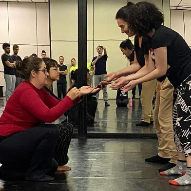 A Unidade de Teatro e Circo da Secretaria da Cultura abriu inscrições instrutores e oficineiros das artes cênicas para atuarem no Programa GentEncena. O prazo de credenciamento se encerra no dia 14 de agosto.Serão selecionados quatro profissionais de teatro e circo, com graduação ou com comprovação de notório saber, que submeterão as suas propostas à avaliação da Comissão de Seleção indicada pela secretaria. Os candidatos não selecionados estarão credenciados para efeitos de quadro reserva.<!-- NICAID(15500406) -->