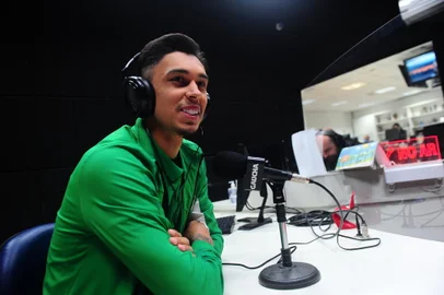 CAXIAS DO SUL, RS, BRASIL, 31/05/2022. Vitor Mendes, zagueiro do Juventude, participa do programa Show dos Esportes no estúdio da Rádio Gaúcha Serra. (Porthus Junior/Agência RBS)<!-- NICAID(15111877) -->