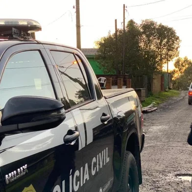 A Polícia Civil realizou uma grande ofensiva contra uma organização criminosa para o tráfico de drogas em São Francisco de Paula. Foram 22 pessoas presas na Operação Xeque-mate na manhã desta sexta-feira (19), além de outros 17 mandados de busca e apreensão. Segundo a investigação, a quadrilha obtinha um lucro mensal de R$ 150 mil com a prática ilícita.<!-- NICAID(15180371) -->