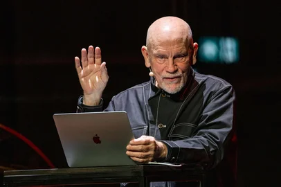 John Malkovich no espetáculo The infamous Ramírez Hoffman, com pianista russa Anastasya Terenkova,  do violinista ucraniano Andrej Bielo e do bandoneonista argentino Fabrizio Colombo.<!-- NICAID(16247394) -->