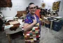 Artesã de Novo Hamburgo transforma couro que seria descartado em bolsas: "Peças únicas"