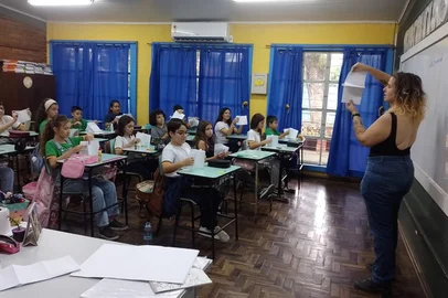 O Projeto Autor Presente divulgou os 150 profissionais selecionados para conduzir encontros literários em 50 escolas públicas do Rio Grande do Sul no primeiro semestre de 2026.O processo seletivo foi conduzido pelo Instituto de Leitura Quindim, responsável pela execução técnica da iniciativa, que recebeu 311 inscrições de autores, contadores de histórias e mediadores de leitura. As atividades começam em março e devem beneficiar cerca de oito mil estudantes em municípios do programa RS Seguro.<!-- NICAID(16239539) -->