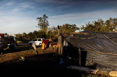 PORTO ALEGRE, RS, BRASIL - 2024.05.31- Situação de moradores de Eldorado e região das ilhas que estão vivendo nas margens da BR-290. Foto: (Renan  Mattos/ Agência RBS)<!-- NICAID(15778427) -->