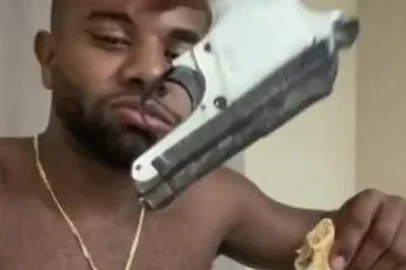 O campeão do Big Brother Brasil 24, Davi Brito, virou réu por violência psicológica na Justiça do Amazonas no dia 8 de abril deste ano por ameaçar a modelo amazonense Tamires Assis com uma arma durante uma videochamada. A decisão é da juíza Ana Lorena Teixeira Gazzineo, e foi obtida pela Rede Amazônica nesta quarta-feira (16).O caso aconteceu em julho de 2024, cerca de um mês após os dois viverem um breve relacionamento depois de se conhecerem no Festival Folclórico de Parintins. <!-- NICAID(16019574) -->