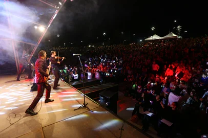 Porthus Junior / Agencia RBS CAXIAS DO SUL, RS, BRASIL, 18/11/2025. Inauguração da programação de Natal de Caxias do Sul e da revitalização da Estação Férrea, com presença do governador Eduardo Leite. Na Praça Dante, o túnel de LED da Avenida Júlio de Castilhos; na Estação Férrea entrega da primeira etapa da revitalização e show da Família Lima.<!-- NICAID(16170068) -->