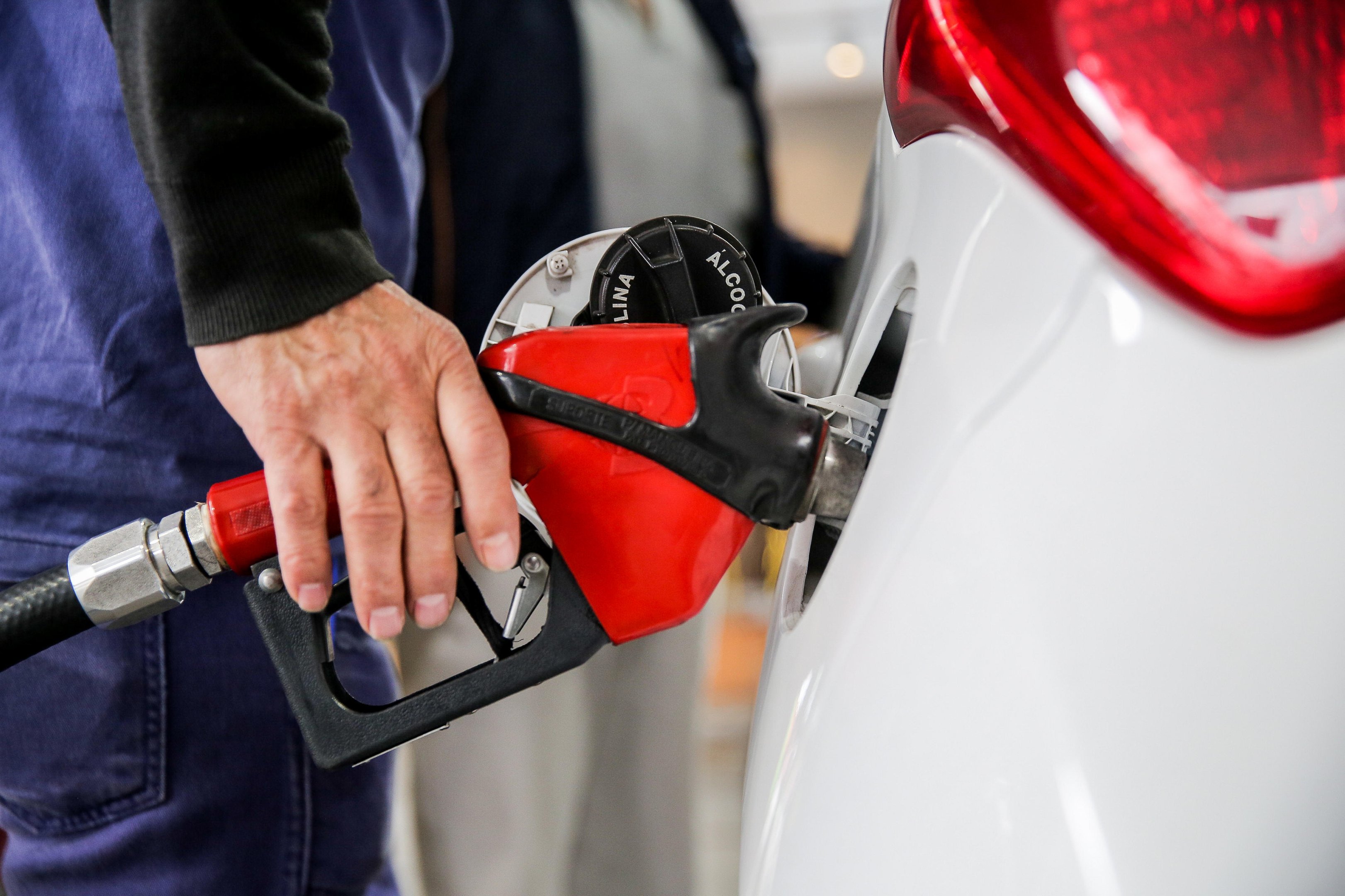 Postos seguem sem combust&iacute;veis e gasolina beira os R$ 7 em Porto Alegre: "Est&aacute; ficando invi&aacute;vel trabalhar"