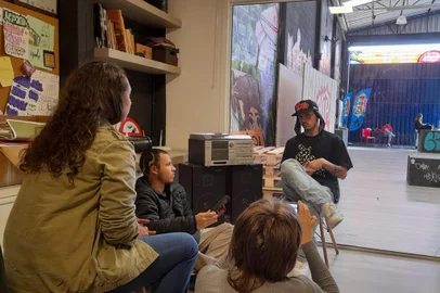 Objetivo é dar visibilidade para as atividades e pessoas que atuam nos bastidores.Com estreia prevista para 26 de abril, 19h30, no Centro de Cultura Ordovás, o documentário Recortes Culturais já ganha contornos de memória da cidade. Neste mesmo mês, um dos cinco coletivos documentados – a Casa Paralela - vai estar fechando seu espaço físico após sediar eventos culturais ao longo de 11 anos.Além da história da Paralela Ponto de Cultura, o documentário faz um importante registro de coletivos que promovem outros olhares sobre a realidade no município: a Fluência Casa Hip Hop (FOTO), a Escola Casa Arapoti/Flor de Ipê, Feira Ecológica de Caxias do Sul e Yoga Caxias.<!-- NICAID(15406789) -->