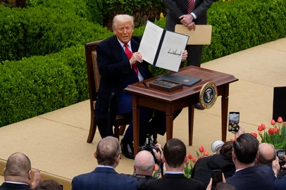 WASHINGTON, ESTADOS UNIDOS - Presidente Donald Trump assina decreto que estabelece tarifas de importação para diversos países. Ato foi chamado de "Dia da Liberação" por ele (Photo by Andrew Harnik / GETTY IMAGES NORTH AMERICA / Getty Images via AFP)<!-- NICAID(16008976) -->