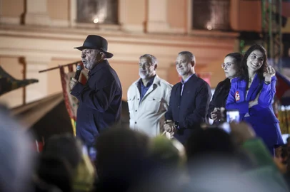 Bruno Todeschini / Grupo RBS PORTO ALEGRE, RS, BRASIL, 11-09-2026: O presidente e candidato à reeleição Luiz Inácio Lula da Silva (PT) participa de comício no Largo Glênio Peres, Centro Histórico da capital. Foto: Bruno Todeschini/Grupo RBS<!-- NICAID(16364526) -->