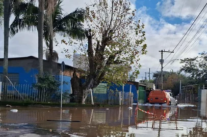 Nível do Guaíba ultrapassa cota de inundação na região das Ilhas de Porto Alegre. O trânsito na Rua Nossa Senhora da Boa Viagem, na Ilha da Pintada, uma das mais atingidas pela cheia, foi bloqueado pela EPTC.<!-- NICAID(16064770) -->