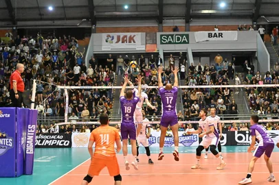 Desafio Gigantes do VÃ´lei.Imagens da apresemtação Gigantes do Vôlei, com os grandes nomes do vôlei brasileiro, campeões olímpicos e estrelas da modalidade. O evento  busca reacender a chama do vôlei de alto rendimento no Rio Grande do Sul, sendo um projeto desenvolvido pelos ex-jogadores Gustavão, Clinty e Feijão. O Desafio foi no Ginásio do SESI. Caxias do Sul, RS (17).Indexador: (8102)<!-- NICAID(16040041) -->