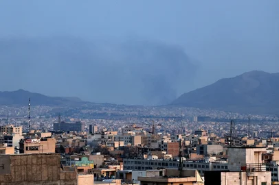 TEERÃ, IRÃ - 04/03/2026 - Nuvem de fumaça em Teerã. (Foto: Atta Kenare/AFP)<!-- NICAID(16238055) -->
