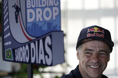 PORTO ALEGRE, RS, BRASIL, 26-09-2025: O skatista Sandro Dias, o Mineirinho, concede entrevista no Instituto Caldeira, em Porto Alegre, após quebrar recorde mundial ao descer sobre o skate a megarrampa de 70 metros construída no Centro Administrativo Fernando Ferrari, o Caff, com o projeto Building Drop. Foto: Mateus Bruxel/Agência RBSIndexador: MATEUS BRUXEL<!-- NICAID(16133436) -->