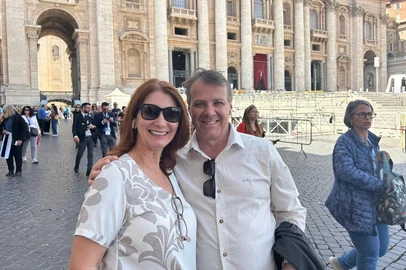 Casal de catarinenses nas despedidas do Papa Francisco<!-- NICAID(16022568) -->
