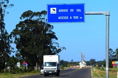 ARROIO DO SAL, RS, BRASIL, 29/07/2021. +Serra - reportagem aborda sobre a logística da Serra no futuro. Ferrovias e portos, por onde irá escoar a produção da serra nos próximos anos. Dois portos estão para serem construídos nas praias de Arroio do Sal. Na foto, produção para capa do caderno. Estrada do Mar, próximo ao trevo de acesso a Arroio do Sal. Acesso, caminho, direção, rumo. (Porthus Junior/Agência RBS)<!-- NICAID(14848460) -->
