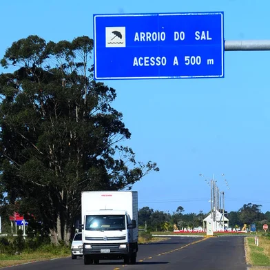 ARROIO DO SAL, RS, BRASIL, 29/07/2021. +Serra - reportagem aborda sobre a logística da Serra no futuro. Ferrovias e portos, por onde irá escoar a produção da serra nos próximos anos. Dois portos estão para serem construídos nas praias de Arroio do Sal. Na foto, produção para capa do caderno. Estrada do Mar, próximo ao trevo de acesso a Arroio do Sal. Acesso, caminho, direção, rumo. (Porthus Junior/Agência RBS)<!-- NICAID(14848460) -->