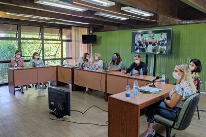 Título: representatividade feminina nos poderes em Caxias do Sul.Crédito: Na apresentação de projetos à Câmara de Vereadores, prefeito Adiló Didomenico aparece cercado por sete mulheres, presidente da Câmara, vice-prefeita, secretárias e vice-líder do governo.Crédito: Gabriel Godoy, Divulgação.<!-- NICAID(15027543) -->