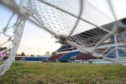 CAXIAS DO SUL, RS, BRASIL, 26/08/2020. SER Caxias x Grêmio, primeiro jogo da final do Campeonato Gaúcho 2020 (Gauchão 2020), realizado no estádio Francisco Stédile (Estádio Centenário). A partida reúne o ganhador da Taça Cel. Ewaldo Poeta (1º turno) e o vencedor da Taça Francisco Novelletto Neto (2º turno). (Porthus Junior/Agência RBS)<!-- NICAID(14577202) -->
