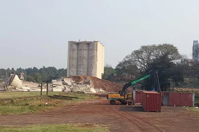 VÍDEO: cai a segunda parte da estrutura da Cesa de Passo Fundo após implosão<!-- NICAID(15844715) -->