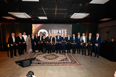 Denison Fagundes / Divulgação Prêmio Líderes do Brasil 2025 - RS. Na foto, os vencedores, a prefeita em excercício de Porto Alegre, Comandante Nádia, os presidente do Instituto Caldeira, Pedro Valerio, e do LIDE, Delton BatistaIndexador: Denison Fagundes<!-- NICAID(16165852) -->
