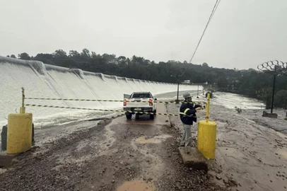 Equatorial Energia (CEEE) / Divulgação Em São Francisco de Paula, a prefeitura bloqueou temporariamente a travessia pelas barragens do Blang e do Salto, em razão da elevação do nível da água provocada pela chuva. A medida foi adotada por questões de segurança e permanecerá em vigor até que as condições permitam a liberação do trânsito. Como rotas alternativas, a administração orienta os motoristas a utilizarem a Estrada do Juá e a Estrada da Avaria enquanto persistir o bloqueio.<!-- NICAID(16331304) -->