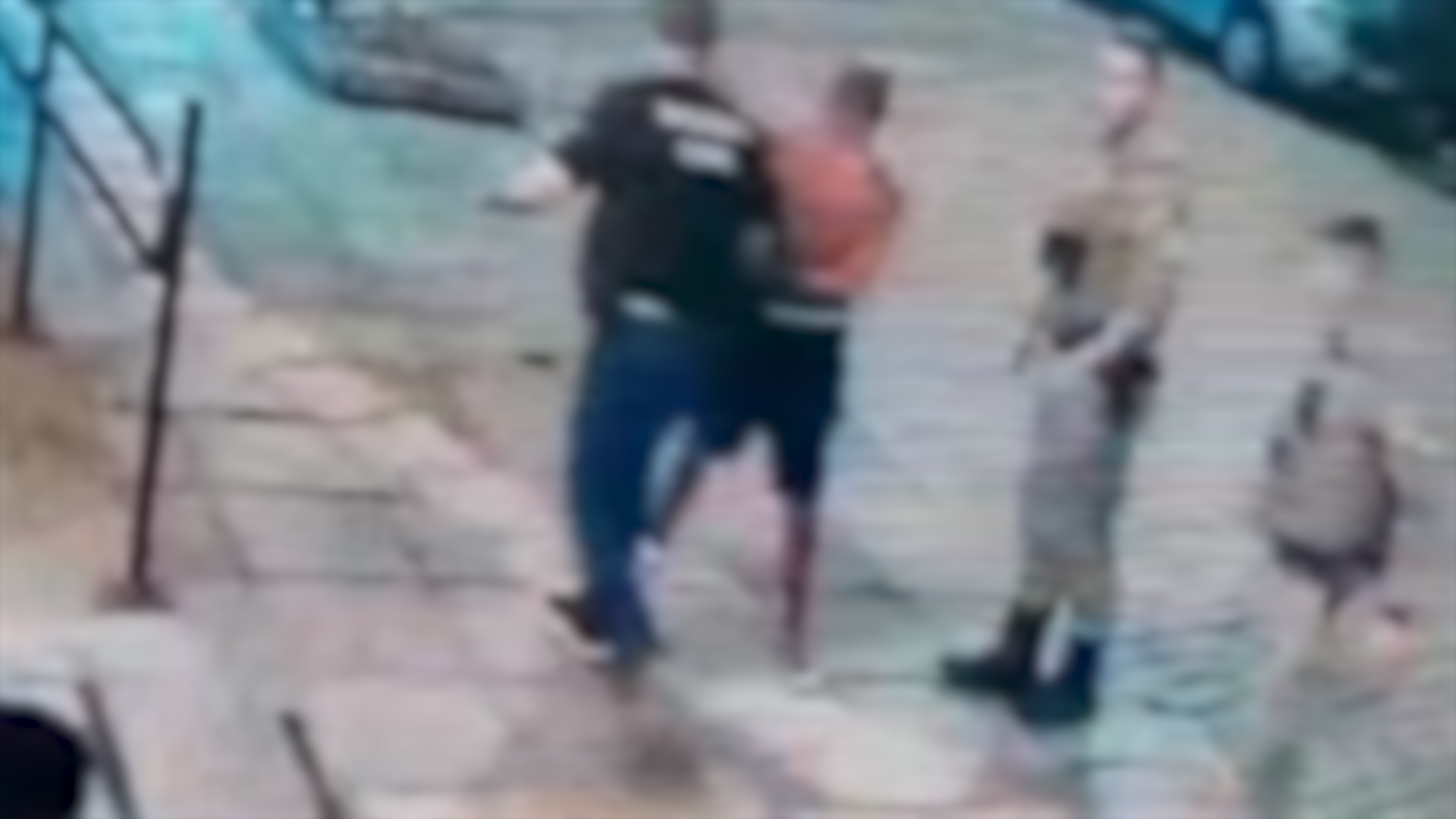 Homem &eacute; preso por persegui&ccedil;&atilde;o a ex-companheira em frente &agrave; Delegacia da Mulher de Porto Alegre; veja v&iacute;deo