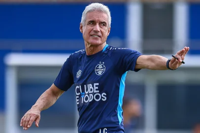 O técnico Luís Castro comanda treino do Grêmio no CT Luiz Carvalho.<!-- NICAID(16210641) -->