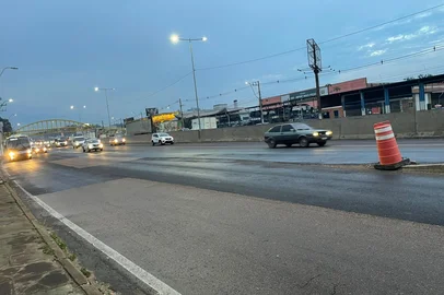 O trecho da BR-116 onde sete pessoas morreram nos últimos sete dias é também alvo de reclamação de motoristas quanto à falta de fiscalização na rodovia. O segmento dos quilômetros 254 a 248, entre Sapucaia do Sul e São Leopoldo, apresenta irregularidades quanto à demarcação de faixas entre as pistas<!-- NICAID(16104916) -->