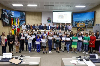 Alunos eleitos no Projeto Vereador Mirim são diplomados em Novo Hamburgo<!-- NICAID(15512517) -->