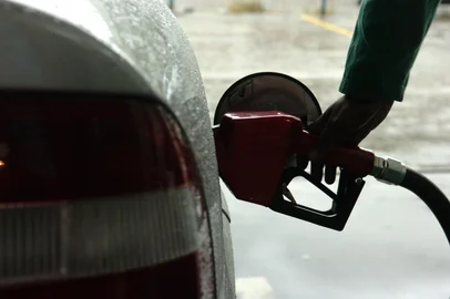 *** Gasolina - Cynthia Vanzella ***Preço da gasolina está mais barato em alguns postos da Capital.Neste Posto BR Petrobras, na Avenida Aparício Borges, duas bombas vendem gasolina à vista a 2,39, mas a dona é ameaçada se anunciar este valor. Assim, o cartaz em frente ao local anuncia 2,41.<!-- NICAID(138666) -->