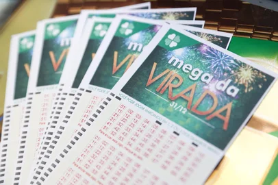 PORTO ALEGRE, RS, BRASIL, 05-12-2025: Apostadores contam com a sorte para a Mega da Virada 2025. Foto: Jonathan Heckler/Agência RBS<!-- NICAID(16181045) -->