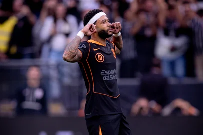 Rodrigo Coca / Agência Corinthians/Divulgação Memphis Depay, do Corinthians, comemora gol diante do Grêmio<!-- NICAID(16159905) -->