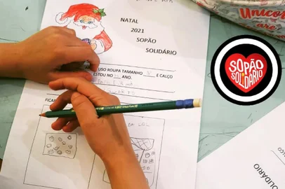 ONG Sopão Solidário está com cartas do Papai Noel para crianças carentes. Porto Alegre, novembro, 2021<!-- NICAID(14947028) -->
