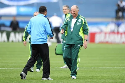 Porto Alegre, Estádio Olímpico, RS, Brasil, 13/11/2011. Celso Roth, técnico do Grêmio com Felipão, técnico do Palmeiras. (Foto: Ricardo Duarte / Jornal Zero Hora)<!-- NICAID(7674465) -->