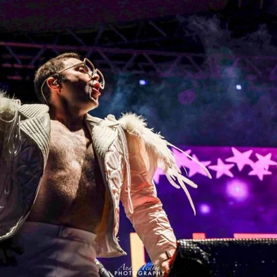O cantor e pianista Rafael Dentini traz a Caxias do Sul no segundo semestre deste ano o espetáculo “ELTON por Rafael Dentini”, tributo a Elton John que já passou por diversos estados brasileiros e é considerado um dos melhores da América Latina. O show será no UCS Teatro, no dia 13 de setembro, às 20h.<!-- NICAID(16016276) -->