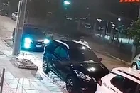 Homem danifica carro de ex-namorada em frente à delegacia em Porto Alegre