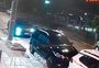 Homem é preso após atacar carro da ex-namorada em frente à Delegacia da Mulher em Porto Alegre; veja vídeo