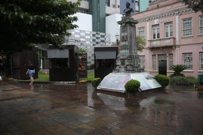 BENTO GONÇALVES, RS, BRASIL, 19/12/2024. Um homem foi vítima de tentativa de homicídio na praça Doutor Bartolomeu Tacchini, no centro de Bento Gonçalves. Ele foi alvo de cerca de dez facadas desferida por um desconhecido. (Porthus Junior/Agência RBS)<!-- NICAID(15938973) -->