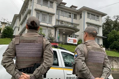 ***EM BAIXA***NOVO HAMBURGO, RS, BRASIL, 08-08-2025: Operação policial em Novo Hamburgo. Vale do Sinos tem segurança reforçada nas escolas após suspensão das aulas na rede municipal em Novo Hamburgo e Estância Velha. Colégio Estadual Senador Alberto Pasqualini.   Foto: Ronaldo Bernardi/Agência RBS<!-- NICAID(16097235) -->