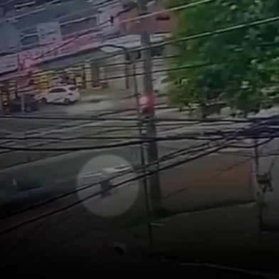 Caminhar pelas calçadas da Rua Cruzeiro do Sul, no bairro Santa Tereza, na zona sul de Porto Alegre, é presenciar casos de descumprimento de leis de trânsito. GZH esteve na manhã desta quinta-feira (5) no local onde um idoso com deficiência morreu ao ser atropelado por dois veículos que estariam fazendo um racha, no fim da tarde de terça-feira (3). Gelson da Silva, 69 anos, foi atingido quase na esquina com a Rua Maria José Alberton Silva.<!-- NICAID(15313355) -->