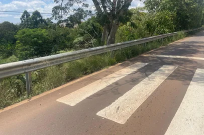 Faixas de pedestres "sem saída" comprometem segurança de moradores em avenida de Passo Fundo<!-- NICAID(16237337) -->