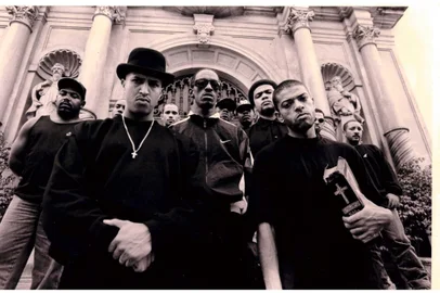 SÃO PAULO, SP, BRASIL, 02-06-2017. Exposição inédita sobre 30 anos de carreira dos Racionais MC's. Como parte do Red Bull Music Academy Festival São Paulo, mostra em cartaz a partir do dia 2/6 traz registros, vídeos e objetos inéditos da história do grupo de rap mais influente do Brasil. Racionais em frente ao Mosteiro de São Bento, no centro de São Paulo (Klaus Mitteldorf/DIVULGAÇÃO)<!-- NICAID(12949032) -->