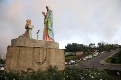 FARROUPILHA, RS, BRASIL, 02/10/2024. Estátua de Nossa Senhora de Caravaggio na rótula do trevo de acesso da Rodovia dos Romeiros com a RS-453 (Rota do Sol), no km 119, em Farroupilha. Com a previsão de construção de um viaduto, na rodovia, o local do monumento será modificado. A imagem ficará no terreno atualmente desocupado, no início da Rua Angelo Antonello, na área que pertence à Concessionária Caminhos da Serra Gaúcha (CSG).<!-- NICAID(15881448) -->
