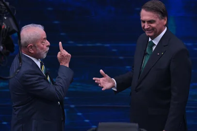 NELSON ALMEIDA / AFP Brazilian former president (2003-2010) and presidential candidate for the leftist Workers Party (PT), Luiz Inacio Lula da Silva (L), and Brazilian President and presidential candidate Jair Bolsonaro (R) gesture during a televised presidential debate in Sao Paulo, Brazil, on October 16, 2022. - President Jair Bolsonaro and former President Luiz Inácio Lula da Silva face each other this Sunday night in the first face-to-face debate, in which they will try to take advantage 14 days before the second round of the presidential elections in Brazil. (Photo by NELSON ALMEIDA / AFP)Editoria: POLLocal: Sao PauloIndexador: NELSON ALMEIDASecao: electionFonte: AFPFotógrafo: STF<!-- NICAID(15237026) -->